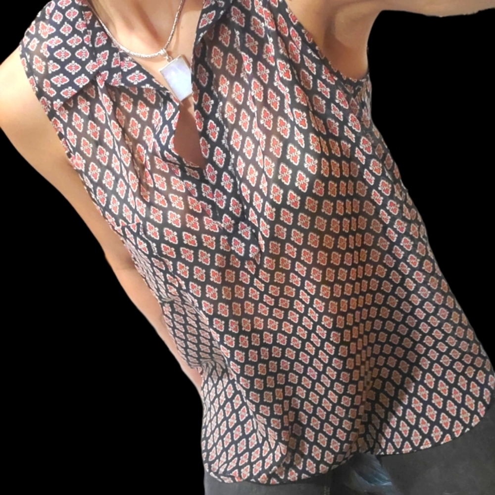 PLEIONE Sheer Sleeveless Blouse Navy and Red Pattern